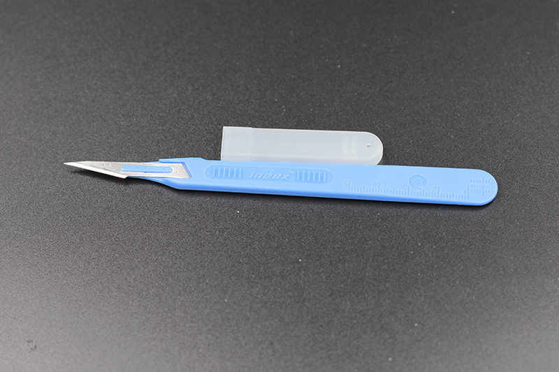 Surgical blade with handle